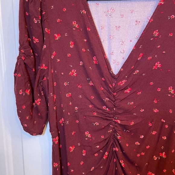 Old Navy - Puff-Sleeve V-Neck Crepe Midi Dress - Picture 3 of 7